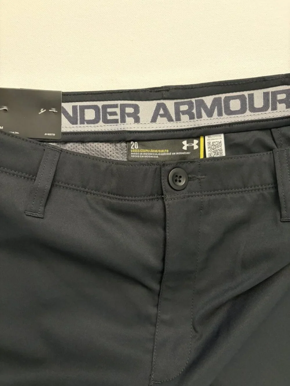 NWT Under Armour Boys 20 Shorts Black Loose Fit (Fits Men ~32 Waist) New
